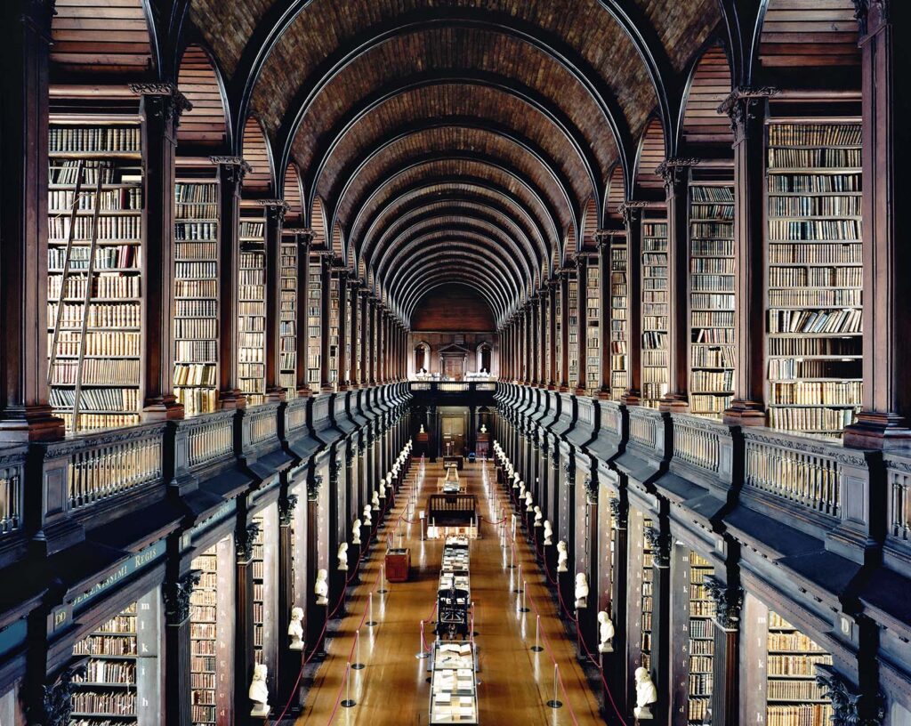 Trinity College Library Dublin I 2004 - © Candida Höfer/VG Bild-Kunst, Bonn